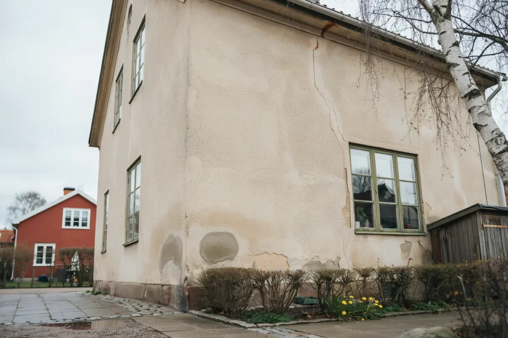 fasadtecken du inte ska ignorera n r sm skador blir dyra f r villa gare