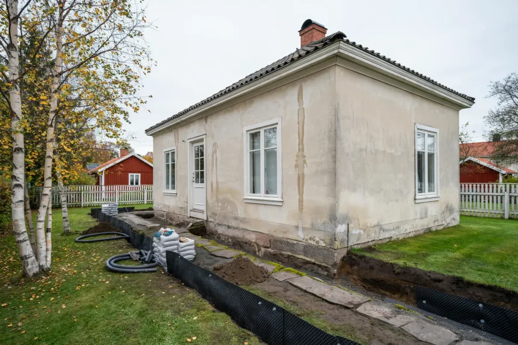 dr nera r tt runt huset s skyddar du grund och fasad mot fuktproblem